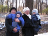 Таня с внуком Владиком, а Нина с внучкой Мартой на прогулке.
